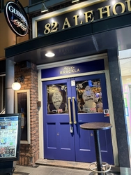 82品川店が期間限定で、スコッチウイスキー「ロイヤル・ブラックラ」の装飾を施して営業中！