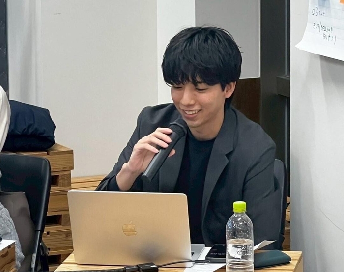 講演する横浜国立大学 経営学部4年 一般社団法人アクトポート 代表理事の小室拓巳さん