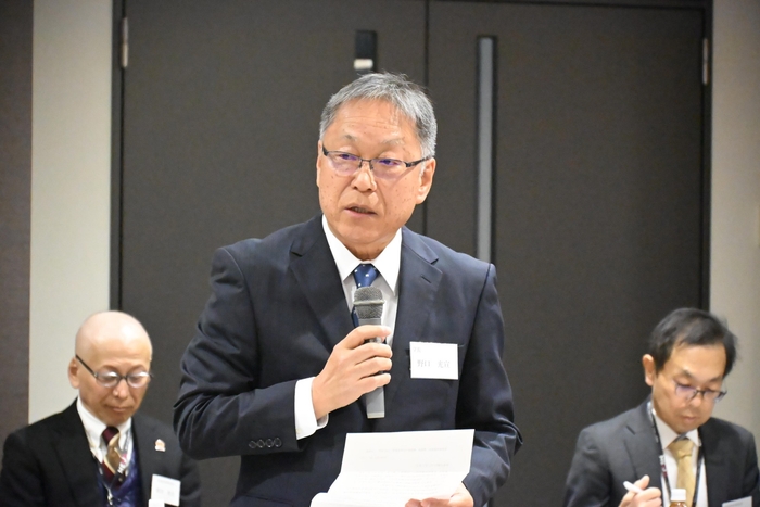 あいさつをする野口学長