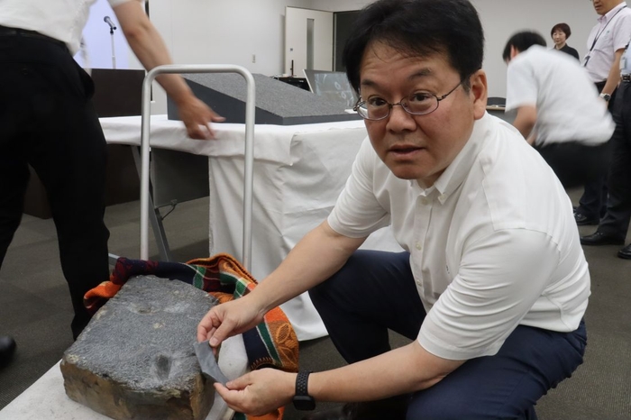 肩甲骨のレプリカと発見位置を示す加藤教授