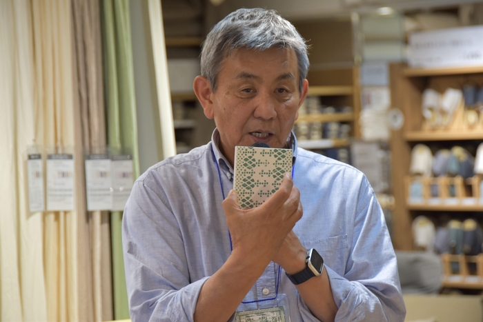 タイルの製造工程を説明する虎澤さん