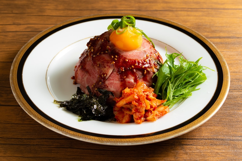 コチュジャンでピリ辛の旨みがたまらないローストビーフ丼。キムチと韓国海苔が相性抜群!