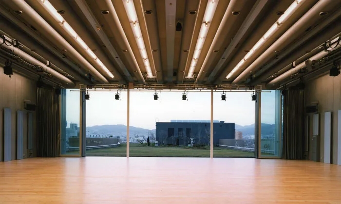 オープンスタジオ(客席側)から臨むトップガーデン(アクティングエリア)