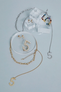 ネックレス　各￥3,410税込・ピアス　各￥3,410税込・ブローチ　各￥3,960税込