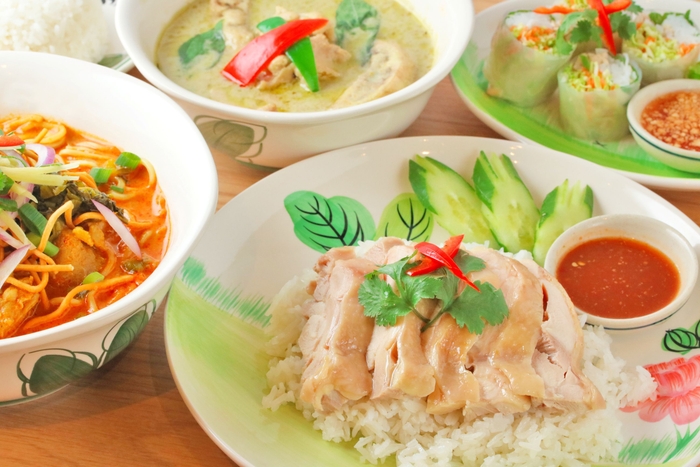 ランパーン地方で人気のチャームガイの描かれた陶器皿