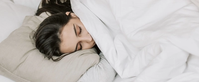 梅雨時期の寝苦しさを解消！睡眠の時間と質を向上し、生活習慣病を予防する方法