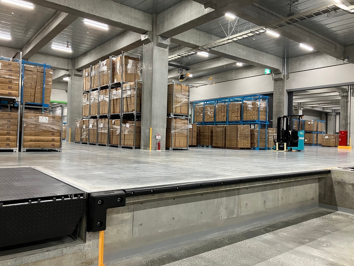 高床式になっており大型の商材に適している