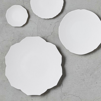 雪 焼き締めの製法を用いた土肌を活かしたマットな質感が特徴。料理の色が美しく映えます。