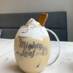 六本木の人気カフェ「WHITESTELLA」の自慢のドリンク「ティーマキアート」を紹介