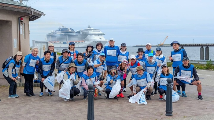 金沢港をバックに記念撮影