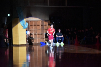 スポットライトで照らされ選手が入場