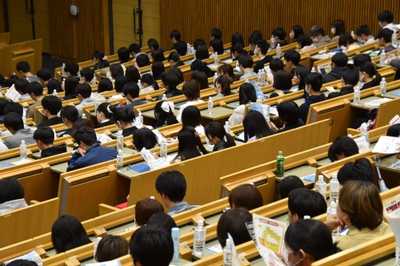 大学紹介などを熱心に聴く参加者