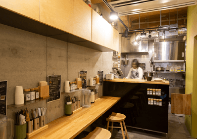 店舗の奥に厨房がある。スプーンの他、箸、フォークが用意され、自分の使いやすいもので食べることができる