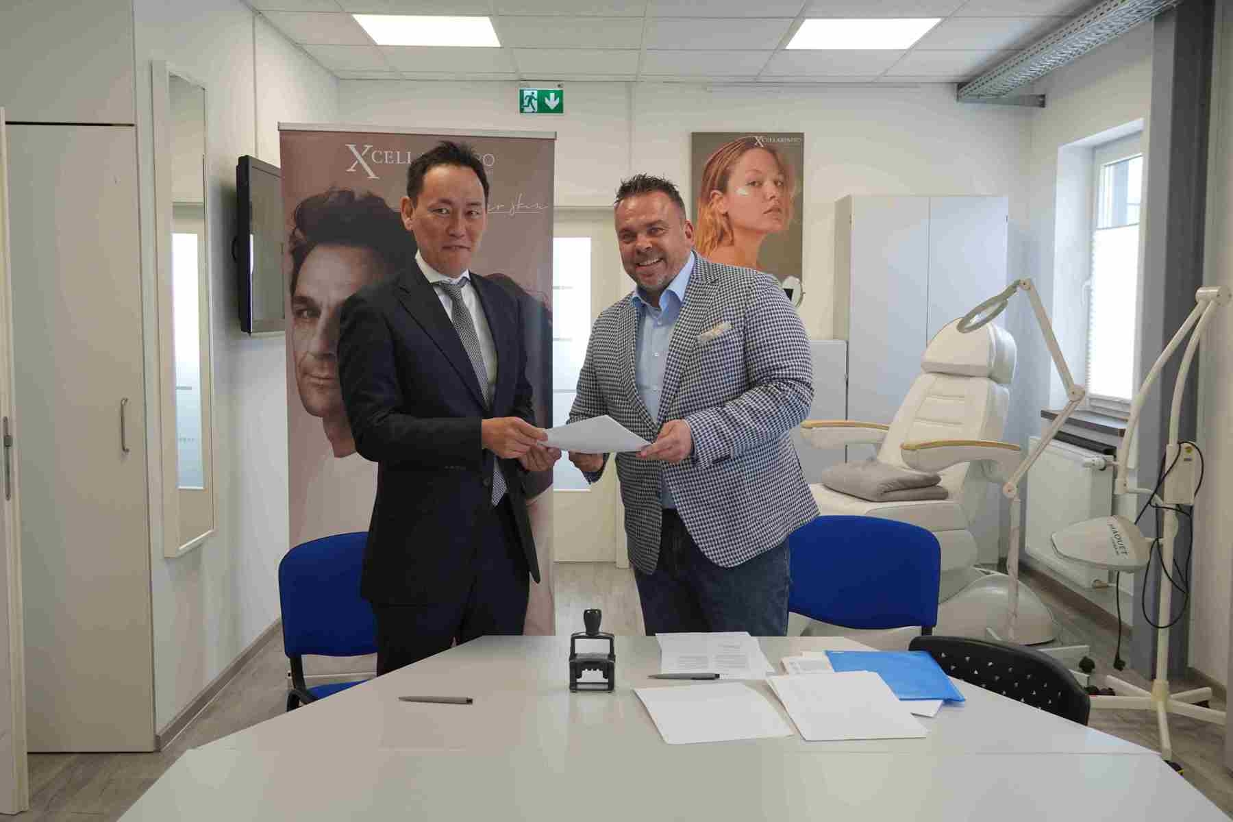 右:Dermaroller GmbH CEO M.Tomerius氏、左:株式会社Transparence 岩田 真人