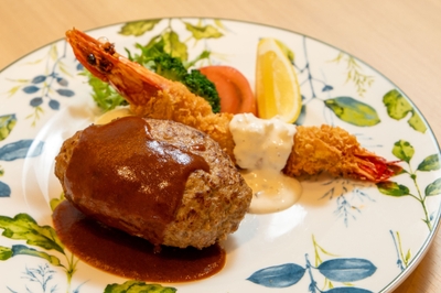 ▲『淡路牛至高ハンバーグ＆エビフライプレート』