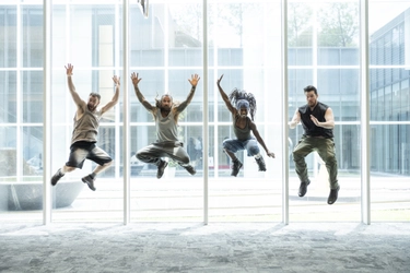 たたく！ならす！音と動きが舞うリズム！！世界53カ国1,500万人が大興奮の”体感"ショーが来日！『STOMP ストンプ』9/2（火）追加公演決定！