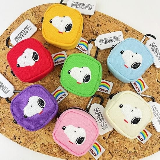 スヌーピーカラフルカラビナミニポーチは全7色！鮮やかなワンカラーが可愛くて推し活にも活躍してくれます。