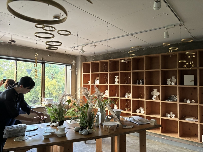 イメージ|企画展の設営の様子(ギャラリー八角)