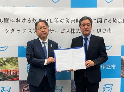 締結式の様子（写真右より、伊豆市市長 菊地 豊様、SF代表取締役社長 杉山 充）