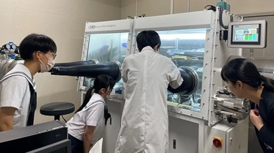 近畿大学産業理工学部が高校生対象の体験プログラムを実施　大学3年次以降に行うリチウムイオン電池作製を特別に体験