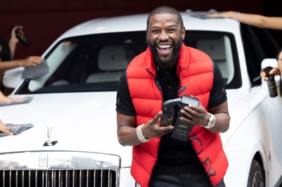 撮影の雰囲気もよく、笑顔のメイウェザー