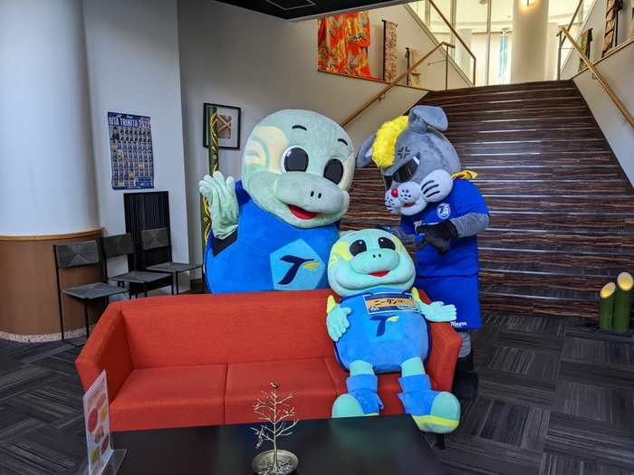 ぬいぐるみではなく、ほんもののニータン(左奥)がゆとりろ別府にやってくる! ※イメージ