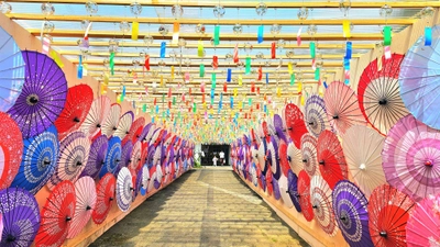 「6,000個の風鈴」と「400本の和傘」が共演する納涼体験、色彩鮮やかでSNS映えする空間、昨年より一部拡張、平和への祈りを込めた催し