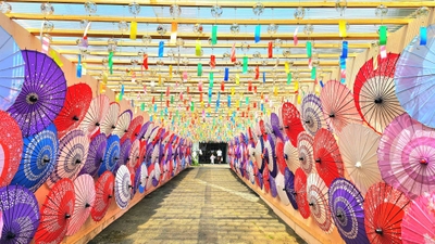 約6,000個の風鈴と約400本の和傘の共演