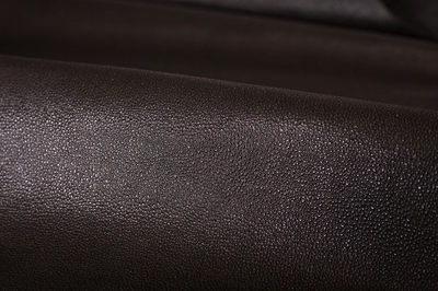 漆を施したレザー