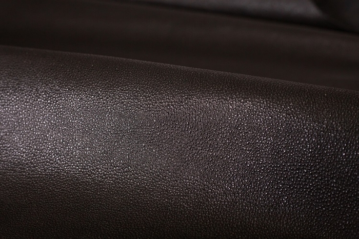 漆を施したレザー