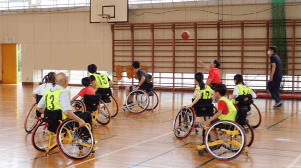 中学1年生を対象に「パラスポーツ人権教室」を開催　車いすバスケットボールを体験し、障がい者への理解を深める