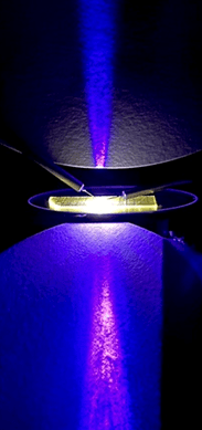 図2 電力変換効率20%以上を有する窒化ガリウム紫色面発光レーザーの動作の様子。