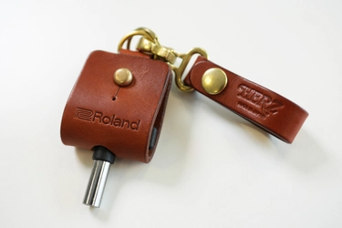 Roland Store Tokyoでハンドメイドのレザー工房 HERZとの コラボレーション・キャンペーンを開催