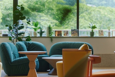 ラウンジ（フォートリート箱根仙石原）©AVII IMAGEWORKS　