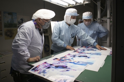 印刷立ち合いの様子（左：杉山大介さん）