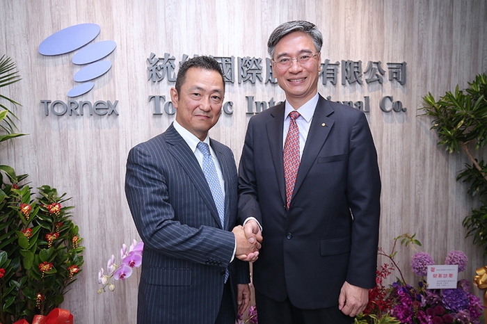 (写真右)統能国際股イ分有限公司総経理 魯 世平 (写真左)トルネックス 代表取締役 松井 周生