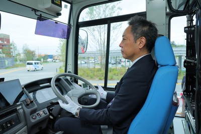 自動運転バスを運行する大新東の運転サービス士