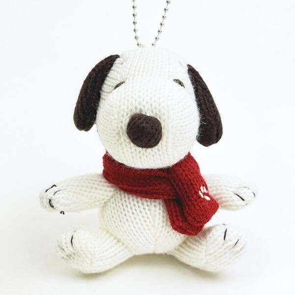 一緒にお出かけしたいスヌーピーのマスコット3選。冬らしくマフラーを巻いたふわもこなニットマスコットに癒されます。