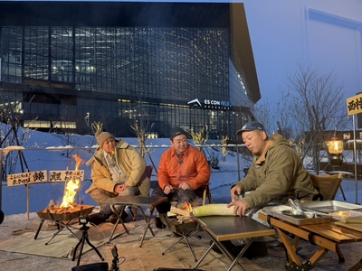 エスコンフィールドをバックにキャンプをする３人（左から長谷川、渡辺、西村）