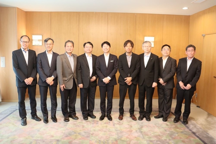 伊原木知事を囲んで記念写真撮影