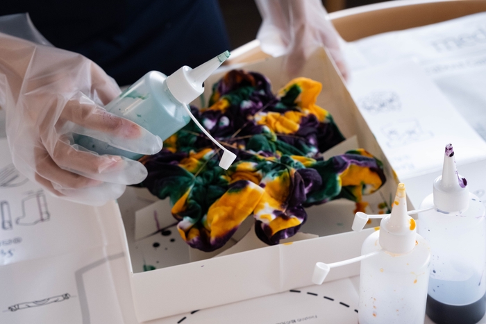 染料をシャツにかける様子2