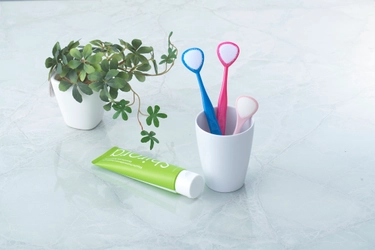 年間5万人以上が亡くなっている“誤嚥性肺炎”を防ぐため 舌ブラシから始める「口腔ケア」の記事をWEBで公開