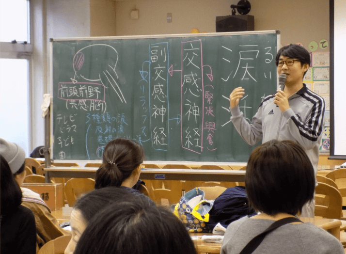 葛飾区立渋江小学校で育児で疲れてストレスをためている保護者を対象に感動の涙でストレス解消させる、「なみだ先生」こと感涙療法士の吉田英史が「涙活（るいかつ）」講演を1月13日（葛飾教育の日）に実施します。