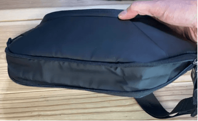 底部のファスナーを拡げれば、ボトルや折り畳み傘も収納可能です。