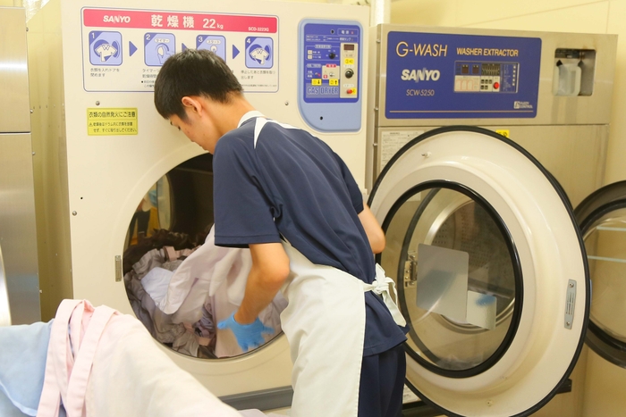 グループ内事業会社(シダックス大新東ヒューマンサービス株式会社)が運営を受託する施設にて業務を行う様子