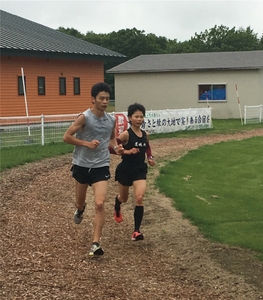 合宿で学生ランニングコーチとスピード練習に励む赤坂選手
