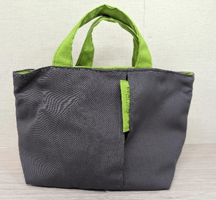 【手提げバッグ】 裏返すことで別の色にも変えることができるリバーシブルなデザイン。