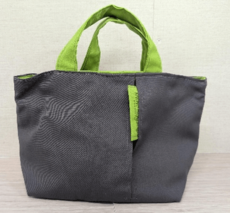 【手提げバッグ】 裏返すことで別の色にも変えることができるリバーシブルなデザイン。