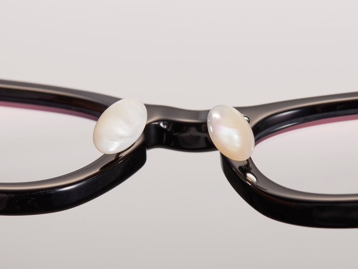 厚みのある重厚な佇まいのフレームと 美しいシェル(貝殻)パットを採用。