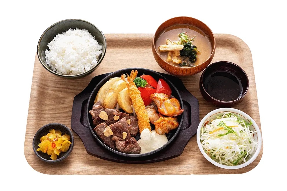 牛カットステーキミックス定食 990円(税込み)